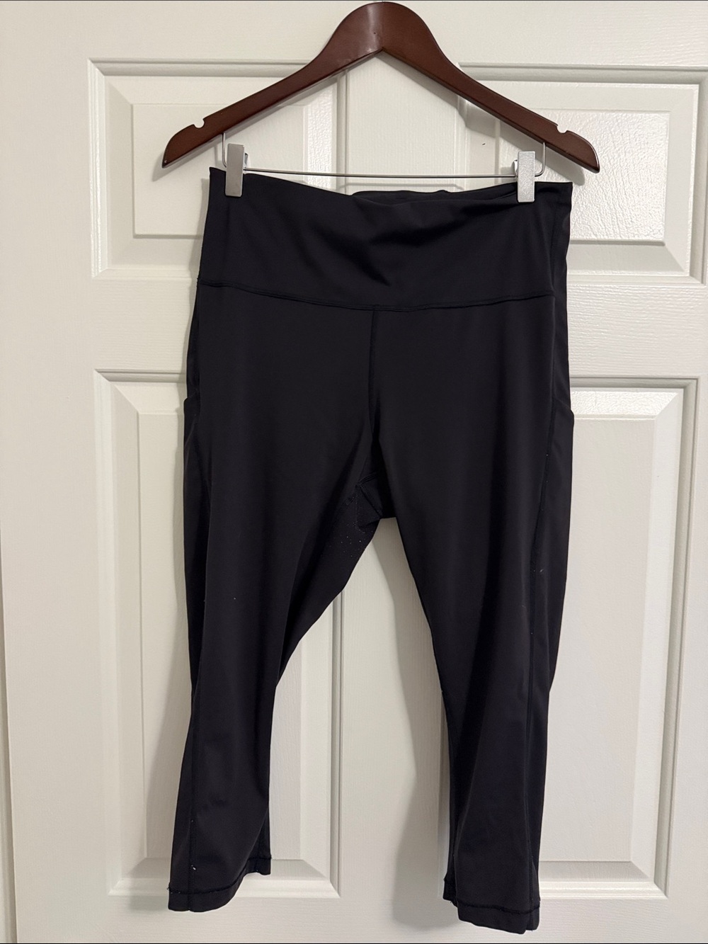 ATHLETA CAPRI STRETCH PANTS WITH SIDE POCKETS